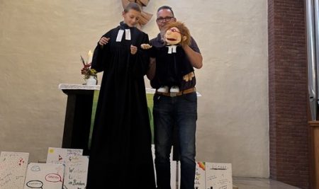 Die dritten Klassen besuchen die Auferstehungskirche