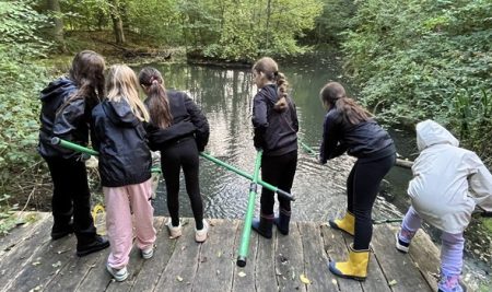Die 4a auf Entdeckungstour am Teich